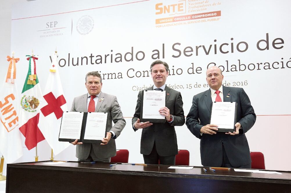 La firma del acuerdo fue entre el dirigente del SNTE, Juan Díaz, el titular de la SEP, Aurelio Nuño, y el presidente de la Cruz Roja, Fernando Suinaga (ESPECIAL)