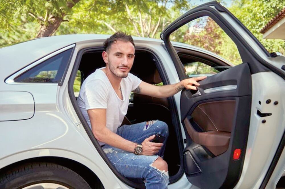 Primer Pasajero En redes sociales Uber aseguró que Carlos Guzmán, jugador de Monarcas Morelia, fue el primero en usar la plataforma. (CORTESÍA)