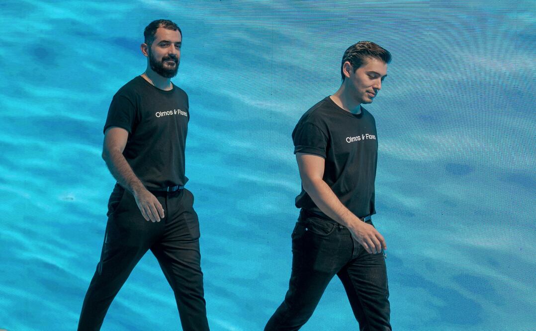 Los fundadores de la marca mexicana en el cierre de su más reciente desfile. Foto: Cortesía