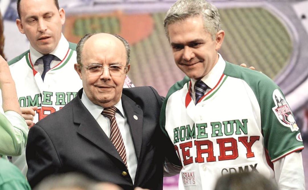Miguel Ángel Mancera, jefe de gobierno capitalino (der.) y Plinio Escalante, titular de la LMB, promueven el beisbol entre la juventud del Distrito Federal . Foto: Cortesía LMB