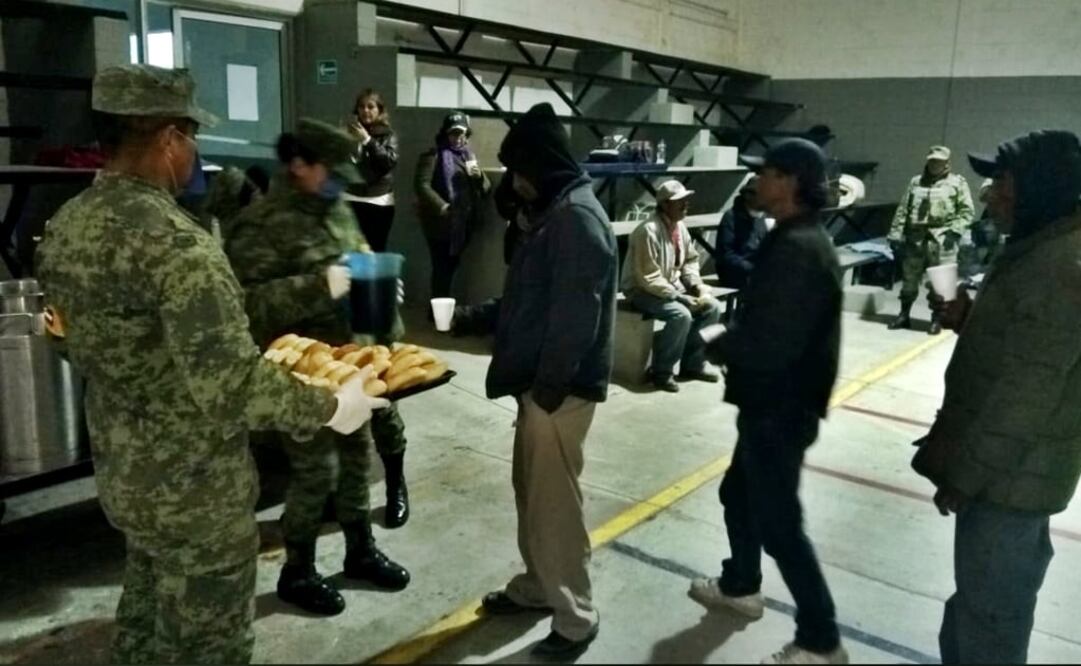 Tropas pertenecientes al 23 Batallón de Infantería proporcionan bebidas calientes en Chihuahua como parte del Plan DN III E. Foto: @SEDENAmx