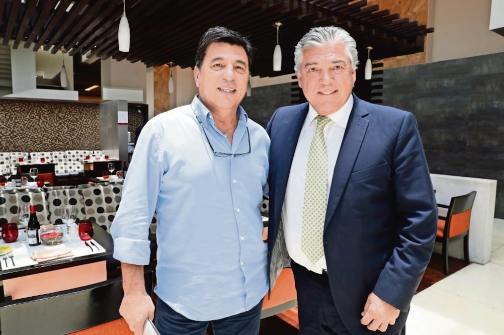Daniel Alberto, con su amigo Héctor Miguel Zelada, quien lo recomendó. Foto: LUIS CORTÉS. EL UNIVERSAL