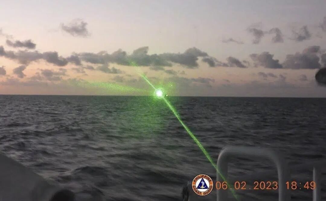 Esta foto proporcionada por la Guardia Costera de Filipinas muestra una luz láser verde de grado militar de un barco de la guardia costera china en el disputado Mar de China Meridional. Foto: AP