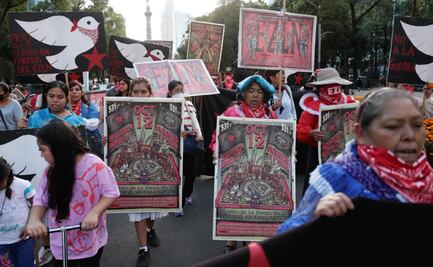 Pueblos originarios marchan por el Día de la Resistencia Indígena en la CDMX