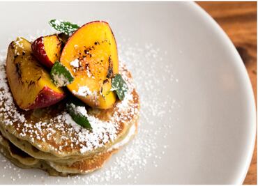 #RECETA Hotcakes de matcha con salsa de durazno