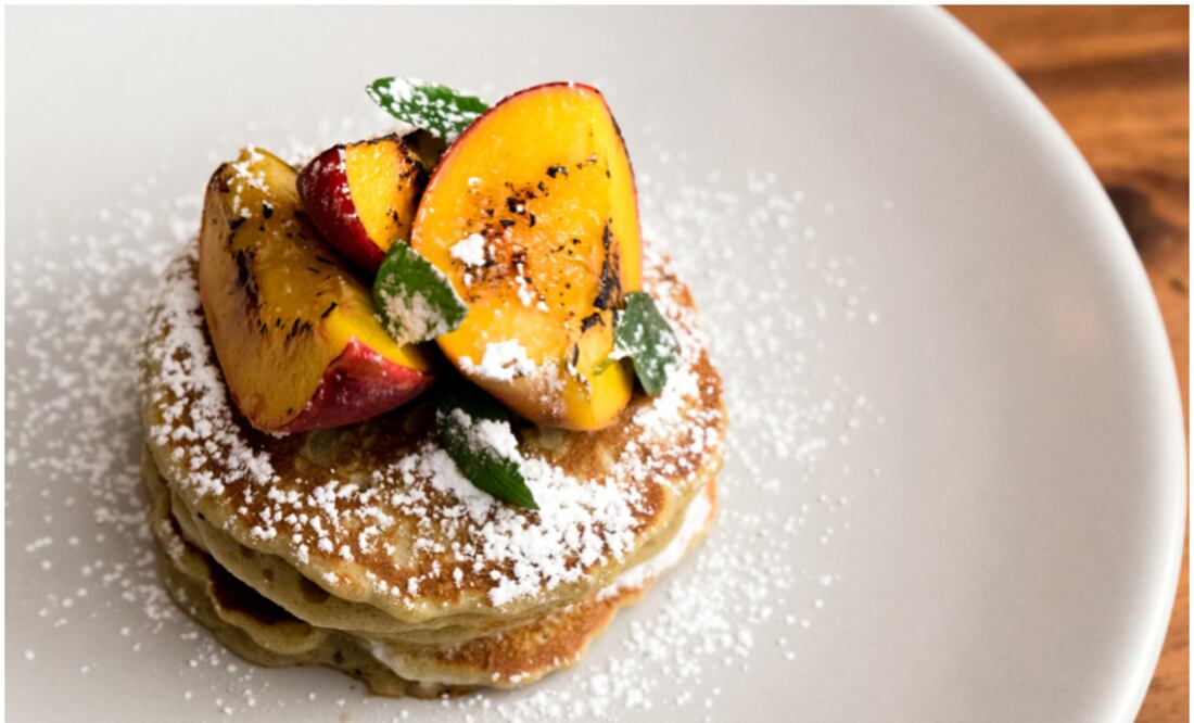 Foto: istock/ Hotcakes matcha y durazno