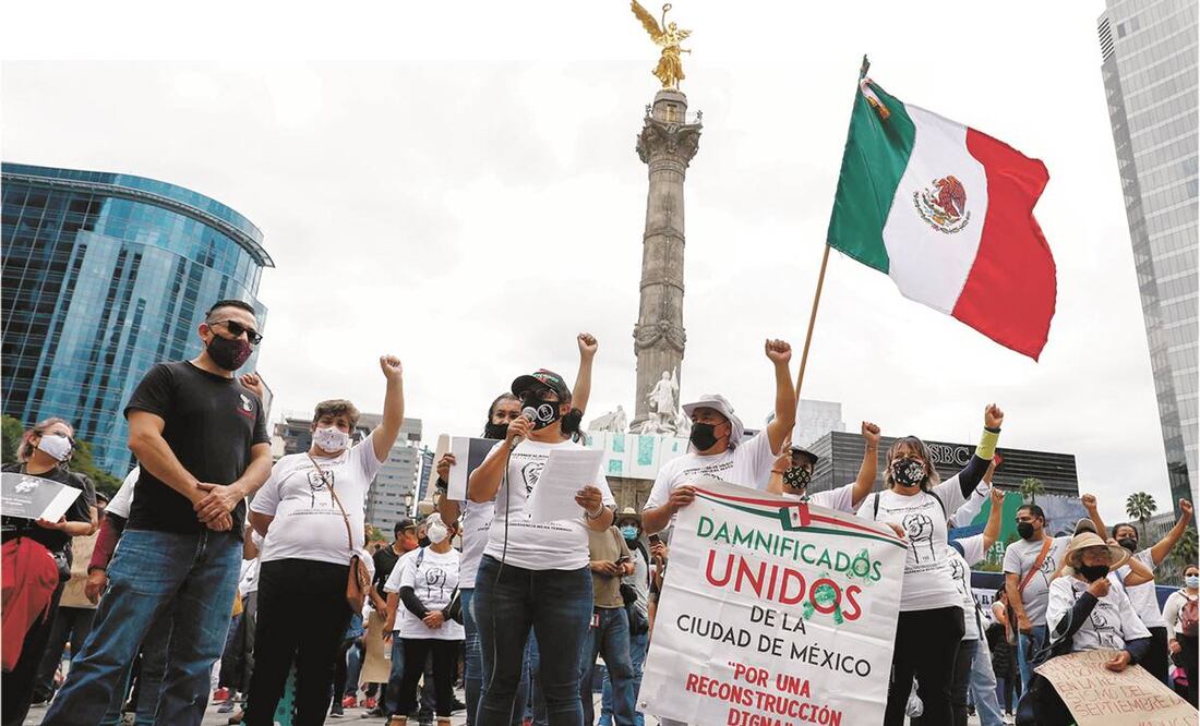 Vecinos damnificados por el sismo de hace cuatro años exigieron en el Ángel de la Independencia “una reconstrucción justa de sus viviendas”. Foto: Diego Simón/ EL UNIVERSAL.