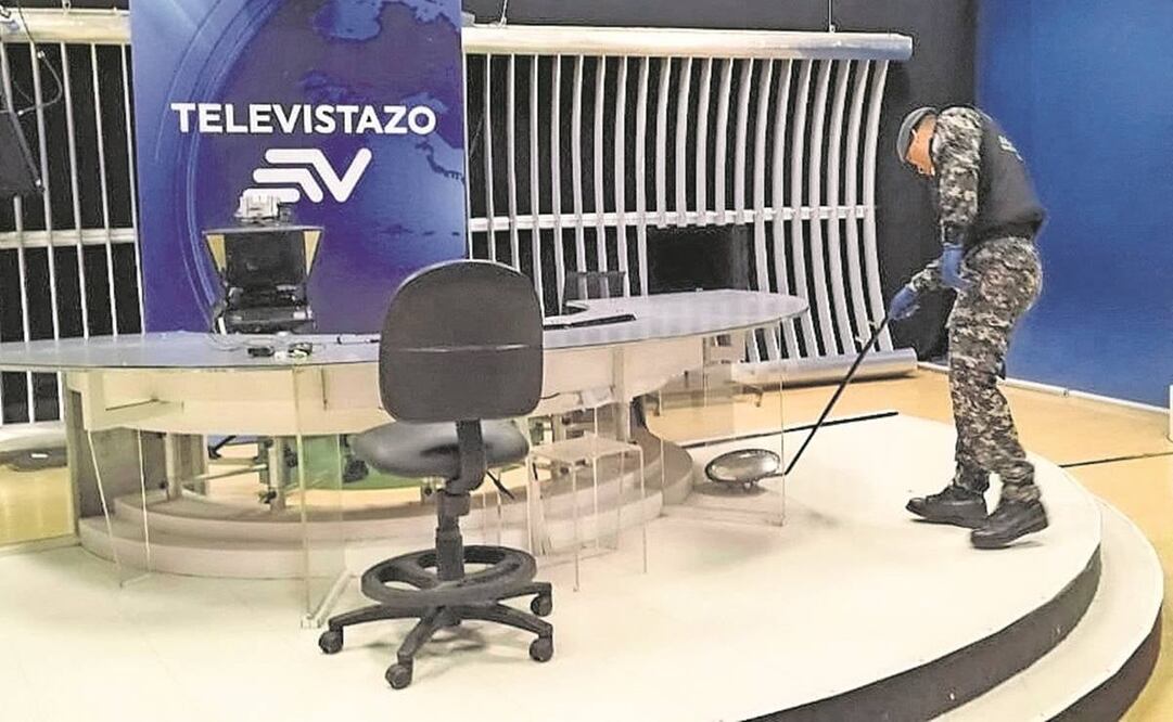 Un oficial de policía busca explosivos después de que un artefacto detonara en las instalaciones del canal Ecuavisa, en Guayaquil, Ecuador.