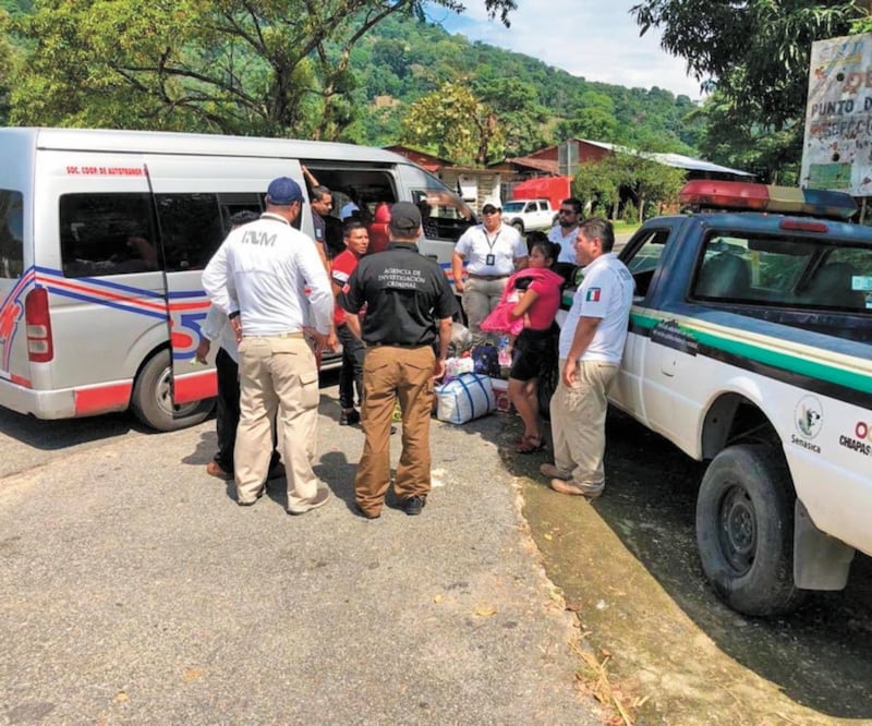 Apoyo. Las autoridades de Migración atendieron a los extranjeros que fueron rescatados. Foto/TOMADA DE TWITTER