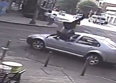 Usuario de monopatín "sale volando" al ser arrollado por auto en la colonia Roma de la CDMX