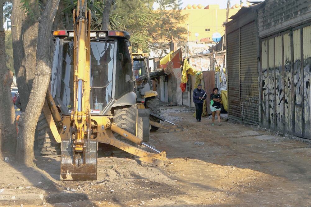 Desde primera hora, decenas de trabajadores del Gobierno de la Ciudad de México arribaron al Eje 1 Norte y comenzaron a picar el cemento de la banqueta para retirarlo, por ello se cerró un carril del arrollo vehicular; (FERNANDO RAMÍREZ. EL UNIVERSAL)