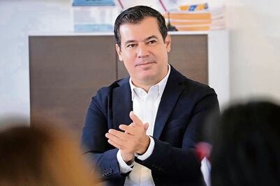 Espectaculares azul-naranja en Guadalajara