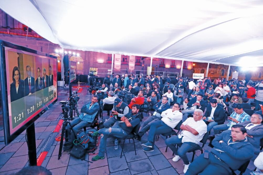 En la plaza Tolsá se colocó una gran carpa y algunas pantallas donde se transmitió el debate entre los cinco candidatos a la Presidencia de la República. Fue un espacio improvisado, que no cubrió de los vientos de la tromba. Foto: YADÍN XOLALPA