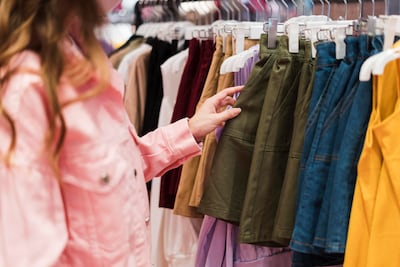 Básicos que sí vale la pena comprar en las rebajas de enero