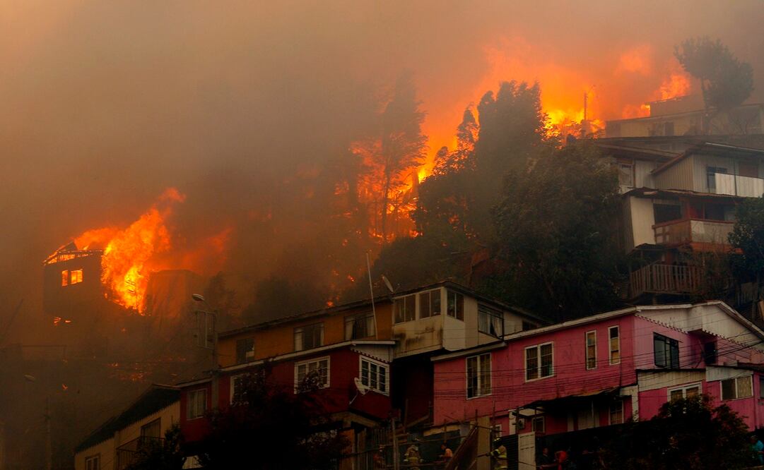 Bomberos realizaron la evacuación de habitantes de la zona de peligro / AFP