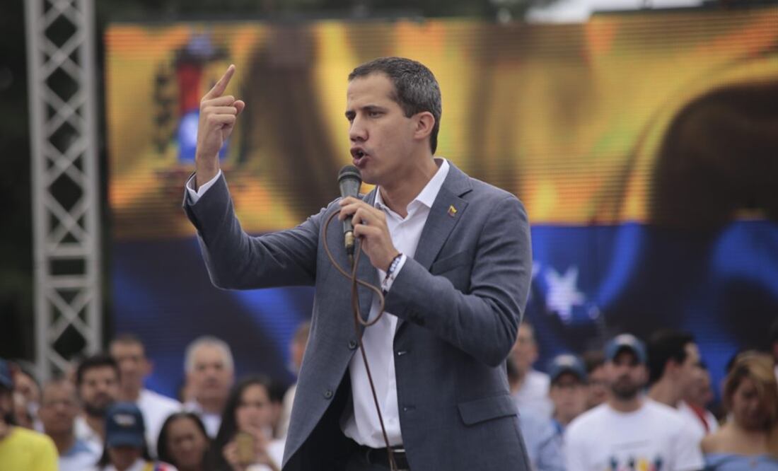 El presidente de la Asamblea Nacional de Venezuela, Juan Guaidó, asiste a un acto de juramentación de comités de ayuda y libertad, en la Plaza Brión de Chacaito, en Caracas (Foto: EFE)