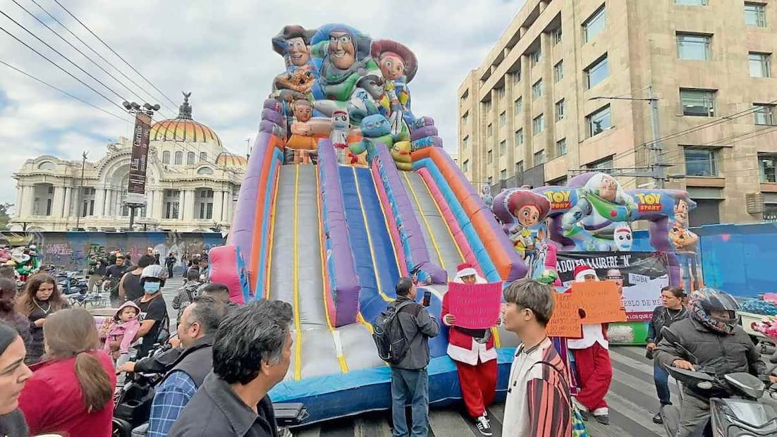 Un grupo de propietarios de juegos bloqueó el Eje Central con inflables. Foto: Juan Carlos Williams / EL UNIVERSAL