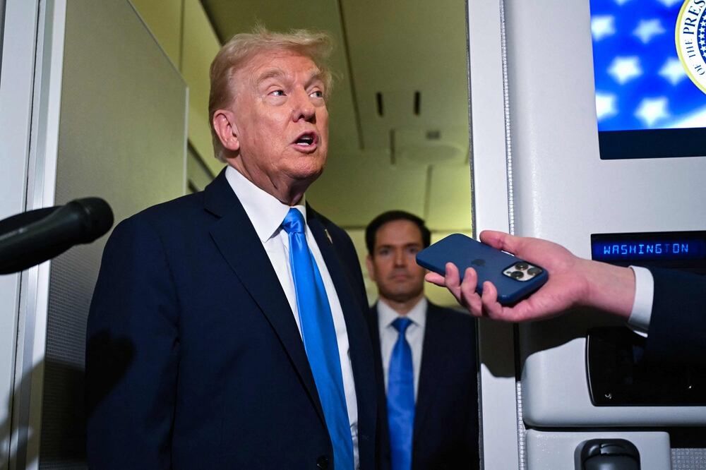 El presidente de Estados Unidos, Donald Trump, habla con los medios tras su reunión con el emir de Qatar, el jeque Tamim bin Hamad Al-Thani, y el primer ministro y ministro de Asuntos Exteriores, el jeque Mohammed bin Abdulrahman bin Jassim Al-Thani, a bordo del Air Force One en Doha el 25 de octubre de 2025, durante una parada para repostar de camino a Malasia para la cumbre de la ASEAN. Foto: AFP/Arhivo