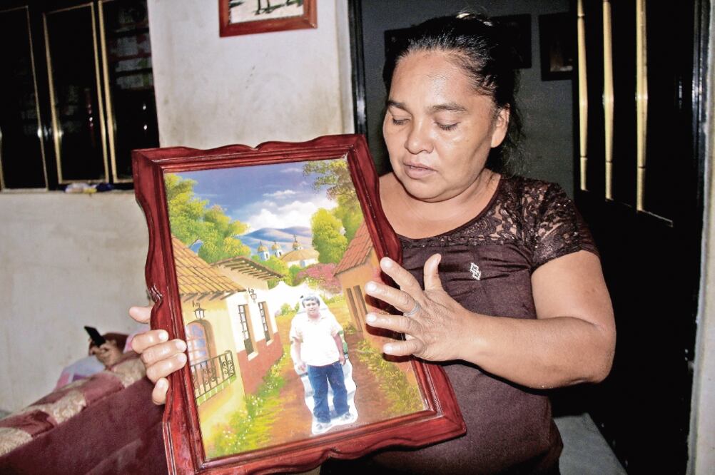 Dorotea sostiene una imagen de Nemorio; pese a que junto con las otras nueve familias de los restantes desaparecidos han emprendido marchas, cartas a Gabino Cué, identificación de cuerpos, entre otras, sus esfuerzos han sido en vano (ROSELIA CHACA)