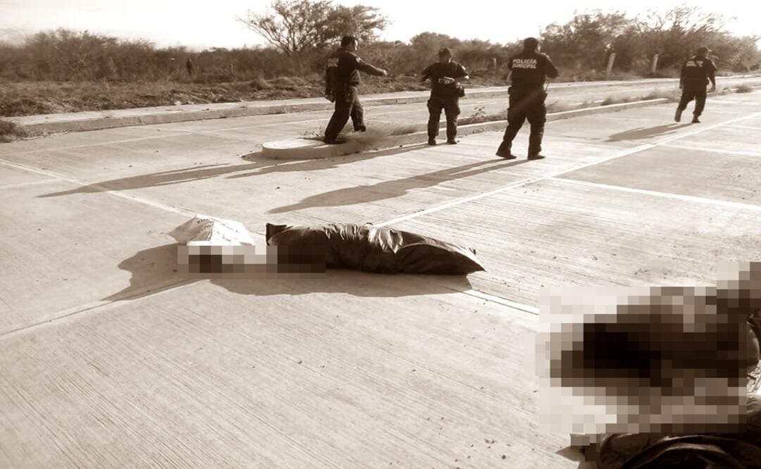 Los cuerpos fueron localizados en bolsas de color negro, uno de ellos atado de manos. Foto: Especial