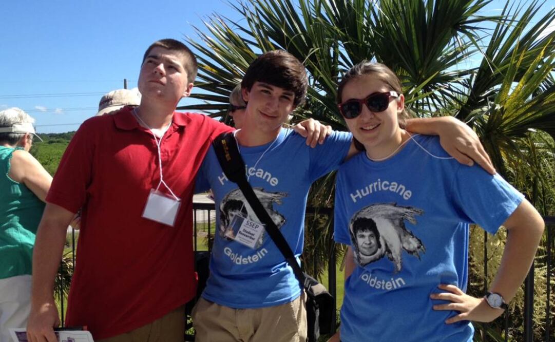 De izq. a der. Gabe Voigt, Joe Garvey y Rachel Lindbergh en el Centro Espacial de Cabo Cañaveral, Florida, el 28 de junio del 2015. Foto: AP
