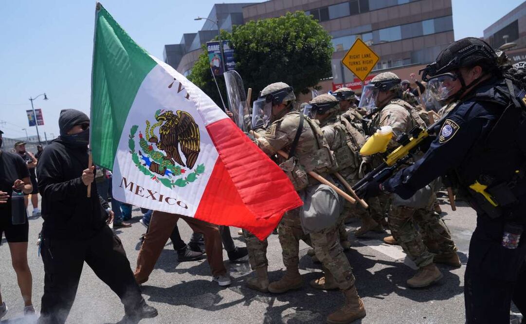 Manifestantes se enfrentan con las autoridades en el centro de Los Ángeles, el domingo 8 de junio de 2025, tras las protestas contra las redadas migratorias de la noche anterior. Foto: Jae Hong / AP