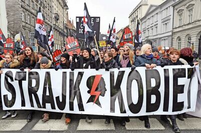 Polonia: miles de personas protestan contra ley antiaborto 