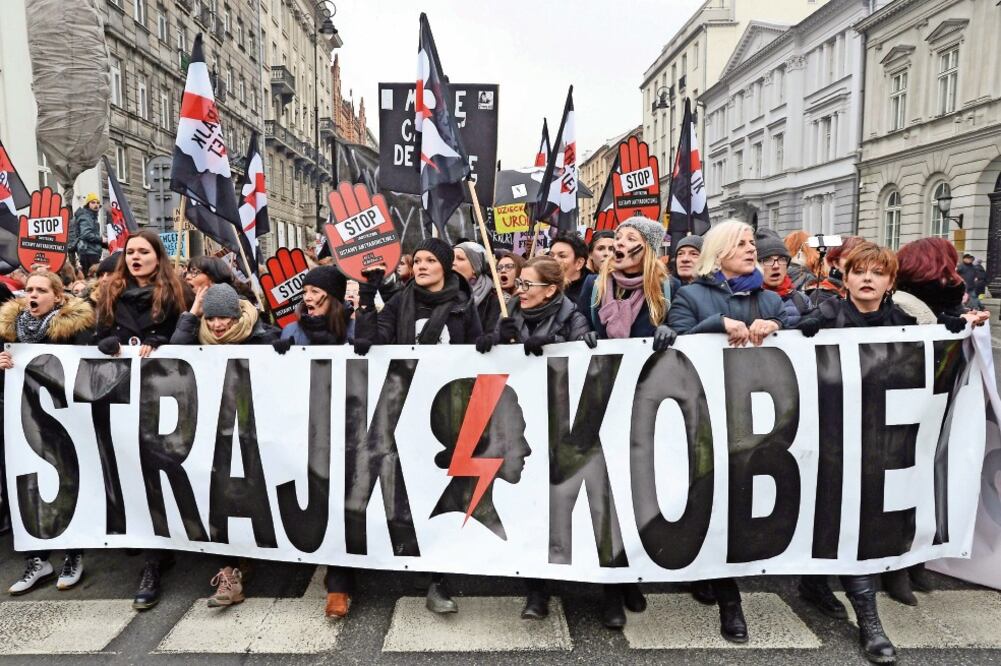 Mujeres y hombres participaron ayer en la manifestación “Viernes Negro”, contra el plan que endurece la legislación sobre el aborto, en Varsovia (ALIK KEPLICZ. AP)