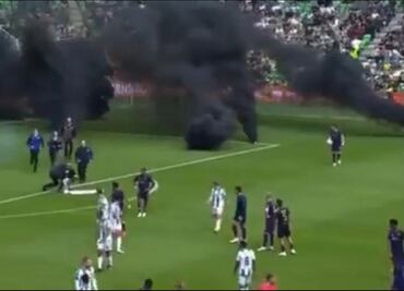 VIDEO: Partido entre Ajax y Groningen queda suspendido definitivamente luego de que fanáticos lanzaran bombas de humo