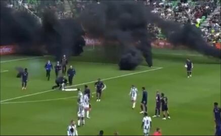 VIDEO: Partido entre Ajax y Groningen queda suspendido definitivamente luego de que fanáticos lanzaran bombas de humo