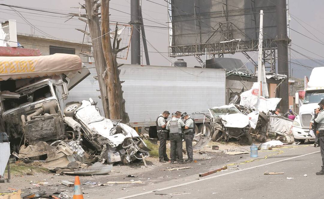 Las unidades quedaron destrozadas luego del impacto del camión pesado. Foto: Jorge Alvarado/ El Universal.