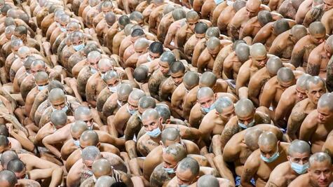 El peligro de un "baño de sangre" por mezclar pandillas en cárceles de El Salvador