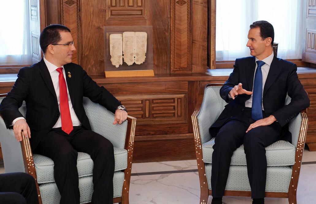 El ministro venezolano de Relaciones Exteriores, Jorge Arreaza, y el presidente sirio Bashar al Asad (Foto: AP)