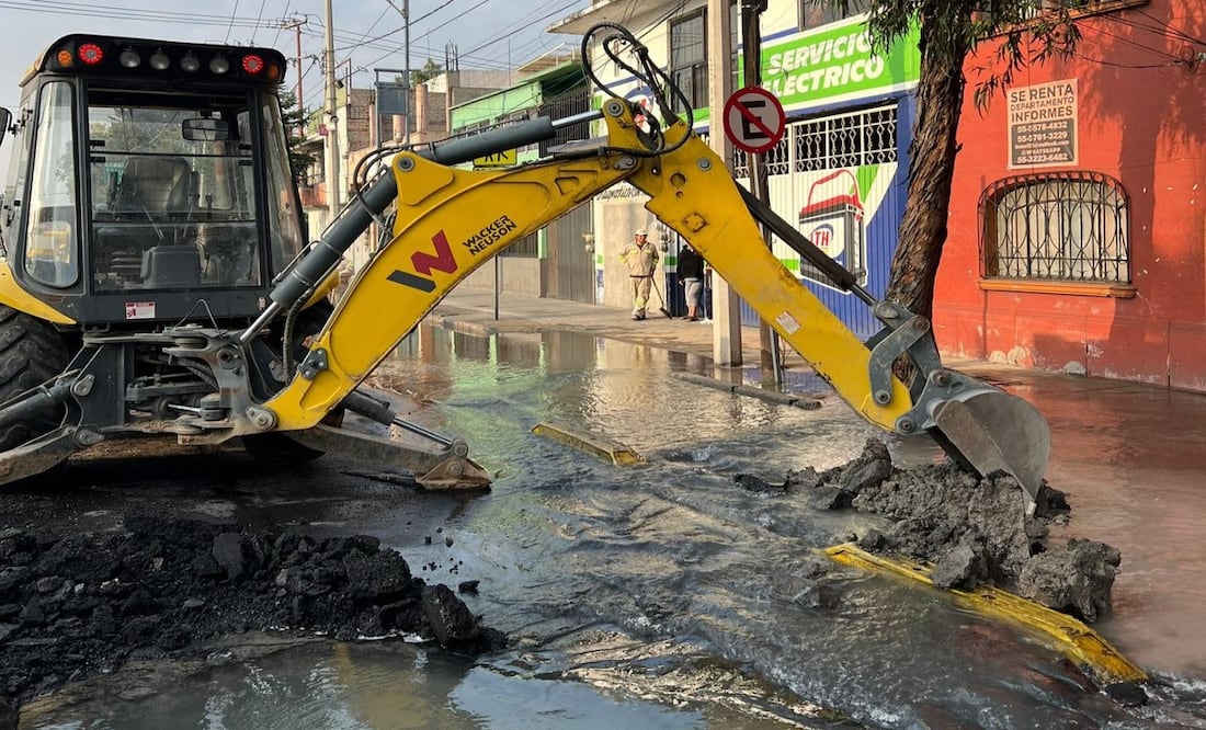 Fuga de agua mantiene cierre vial en Eduardo Molina; siguen labores de reparación en Venustiano Carranza. Foto: Especial