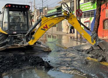 Fuga de agua mantiene cierre vial en Eduardo Molina; siguen labores de reparación en Venustiano Carranza