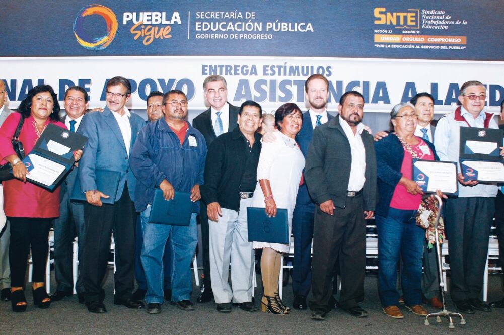 Antonio Gali Fayad (centro), en la ceremonia de entrega de reconocimientos a mil 664 maestros que cumplieron desde 10 hasta 55 o más años de servicio. (CORTESÍA)