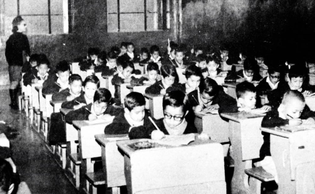 Salón de clases de escuela de niños a nivel primaria en 1972. Colección Villasana.