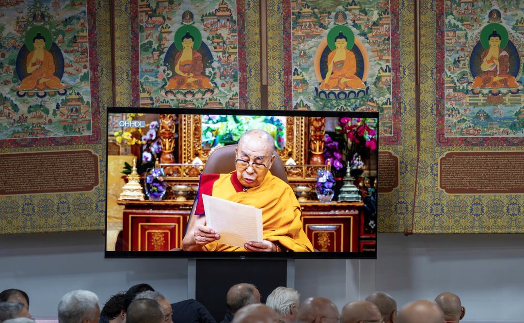 El dalái lama en conferencia de prensa durante la celebración de su cumpleaños 90. Foto: Ashwini Bhatia / AP