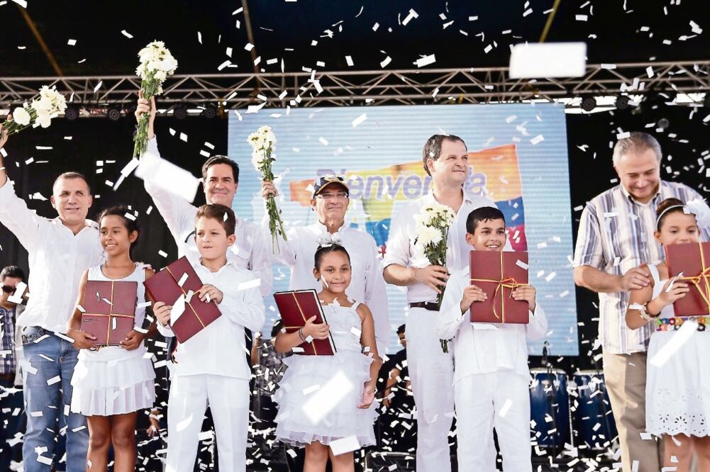 Integrantes del equipo negociador del gobierno colombiano con las FARC estuvieron ayer acompañados por niños, durante un concierto en Carmen de Bolívar (FERNANDO VERGARA. AP)