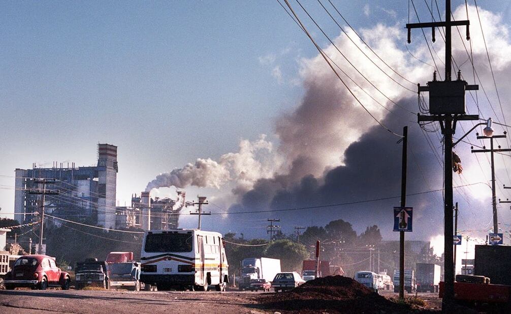 La termoeléctrica del Valle de México cambió el combustóleo por gas natural para reducir sus emisiones, pero para finales de 1997, todavía desplegaba una enorme cantidad de contaminantes, como se ve en la fotografía. Foto: Luis Manuel Acevedo/Archivo EL UNIVERSAL