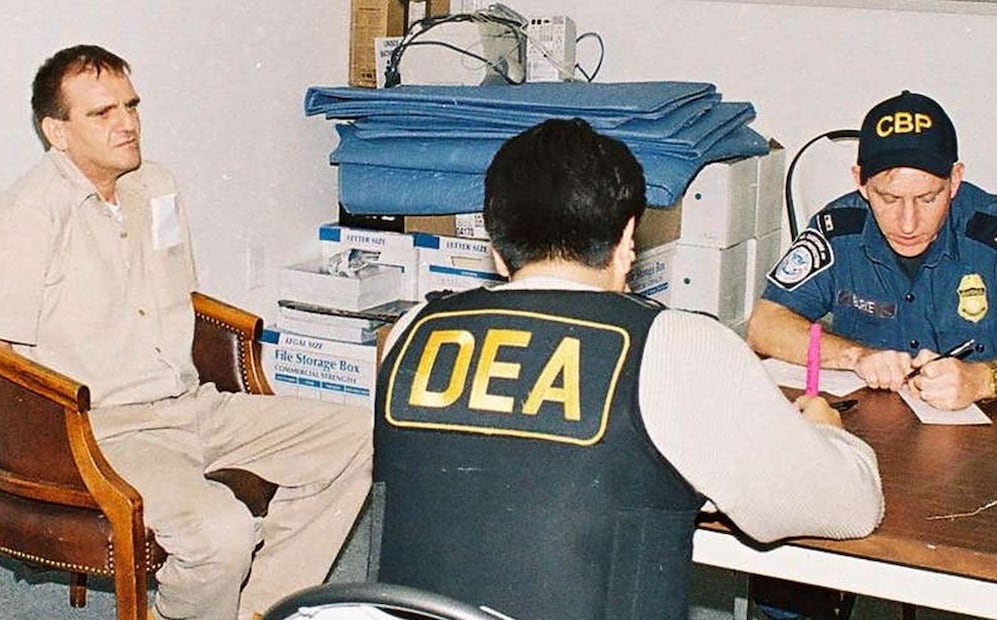 LA CAPTURA
“El Güero” Palma fue detenido en 1995 luego de un accidente de avión cuando el Lear Jet en el que se trasladaba hacia una fiesta se desplomó por una falla técnica. El avión se estrelló en Nayarit, de los tres ocupantes, sólo el líder del Cártel de Sinaloa sobrevivió.