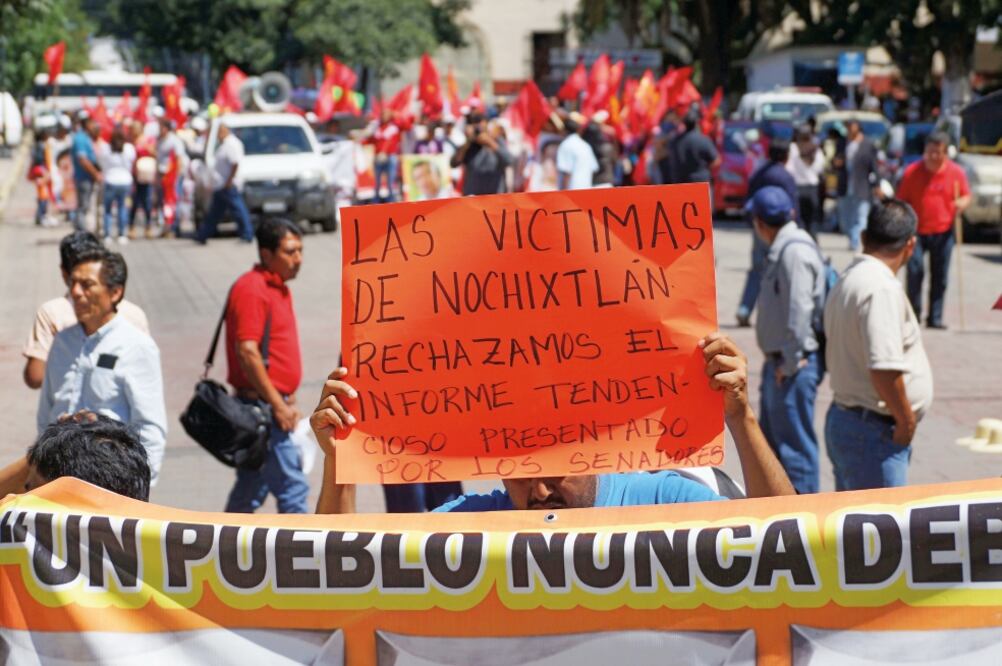 Familiares de las víctimas de Nochixtlán protestaron afuera de los juzgados federal en Oaxaca para expresar su rechazo al informe del Congreso sobre el caso (EDWIN HERNÁNDEZ. EL UNIVERSAL)