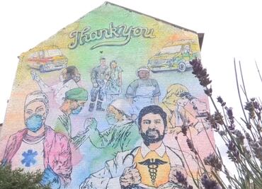 Honran a personal que ayuda a combatir el Covid-19 con mural