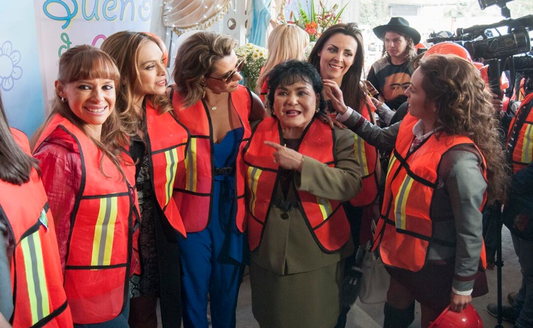 La actriz y diputada Carmen Salinas, y parte del elenco de la telenovela FOTO: Diego Simón Sánchez / CuartoOscuro