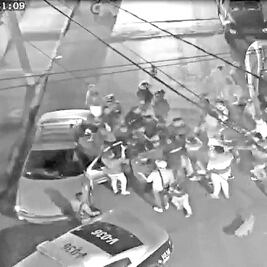 Grupo de vecinos agrede a policías de Nezahualcóyotl