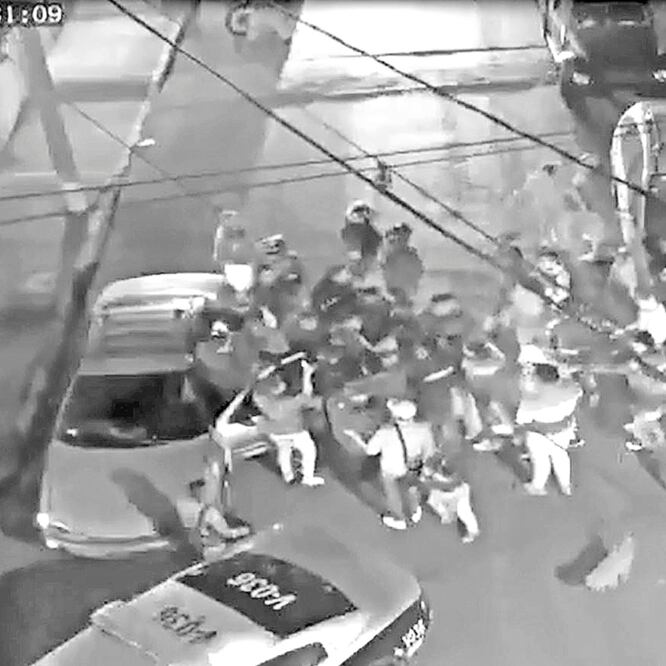 Cámaras de seguridad de los sistemas C5 y C4 grabaron el ataque a los agentes, a quienes lanzaron botellas, piedras y ladrillos. TOMADAS DE VIDEO