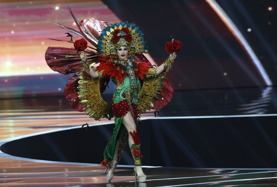 La mexicana Fátima Bosch compite en el certamen de traje típico de Miss Universo 2025 en el Impact Challenger Hall de la provincia de Nonthaburi, en las afueras de Bangkok, Tailandia.
FOTO: EFE/EPA/RUNGROJ YONGRIT.