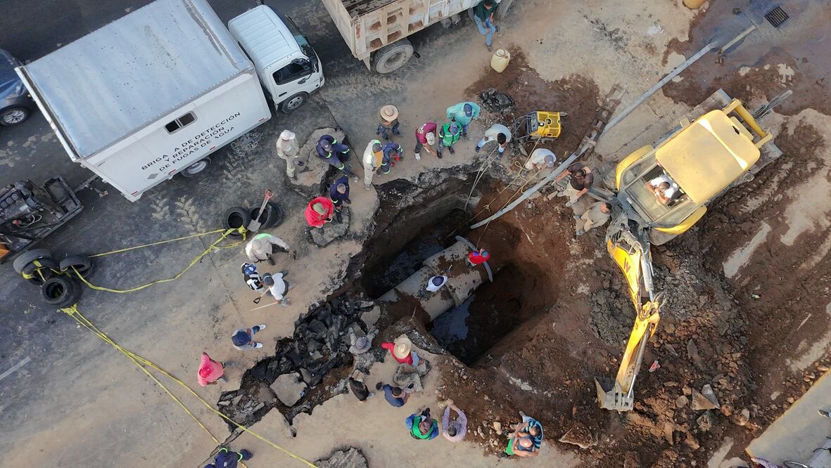 La Secretaría de Gestión Integral del Agua (SEGIAGUA) realiza labores para la reparación de una fuga de agua potable en la Avenida Ermita Iztapalapa y Calle 37, en la colonia Santa Cruz Meyehualco de la alcaldía Iztapalapa. (Foto: especial)