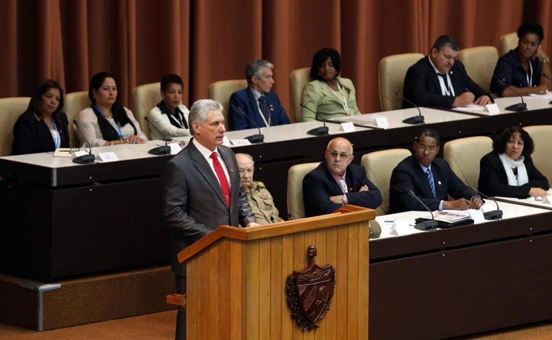 El presidente Miguel Díaz-Canel con Raúl Castro, primer secretario del Partido Comunista de Cuba, ayer en La Habana. (ALEJANDRO ERNESTO. EFE)