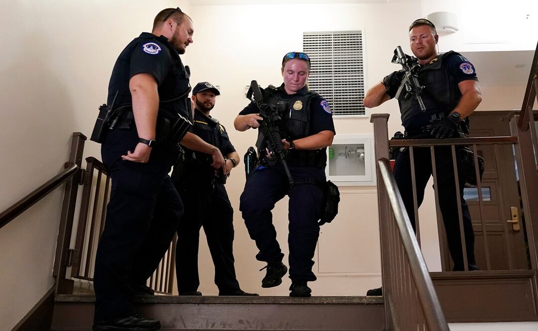 Oficiales de la Policía del Capitolio de EU despejan una escalera en el edificio de oficinas del Senado, en Washington. Foto: AP